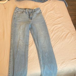 Cute Hollister boyfriend Jeans